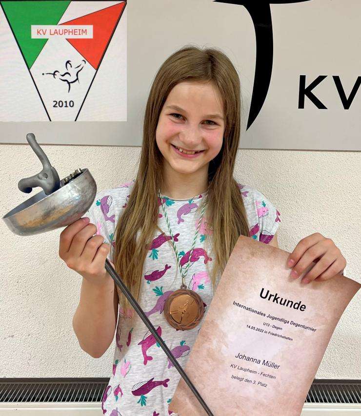 Johanne mit Urkunde